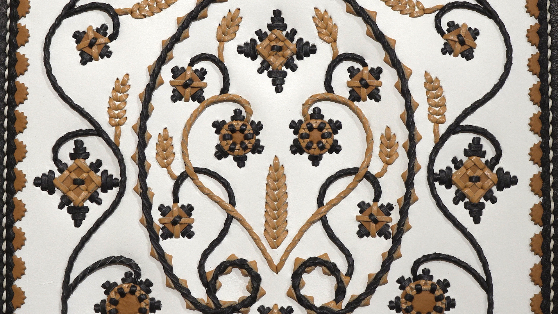 Atelier sellerie, confection de colliers en cuir à la main